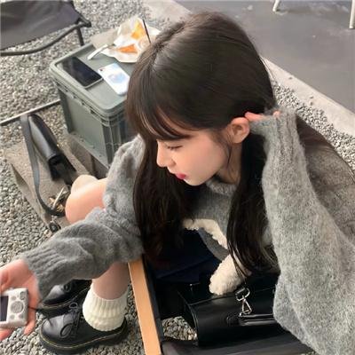 当她换上泳衣